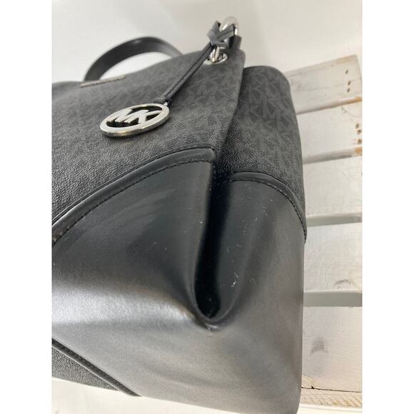 MICHAEL KORS, LARGE BLACK SIGNATURE LEATHER SHOULDER BAG - Picture 8 of 16